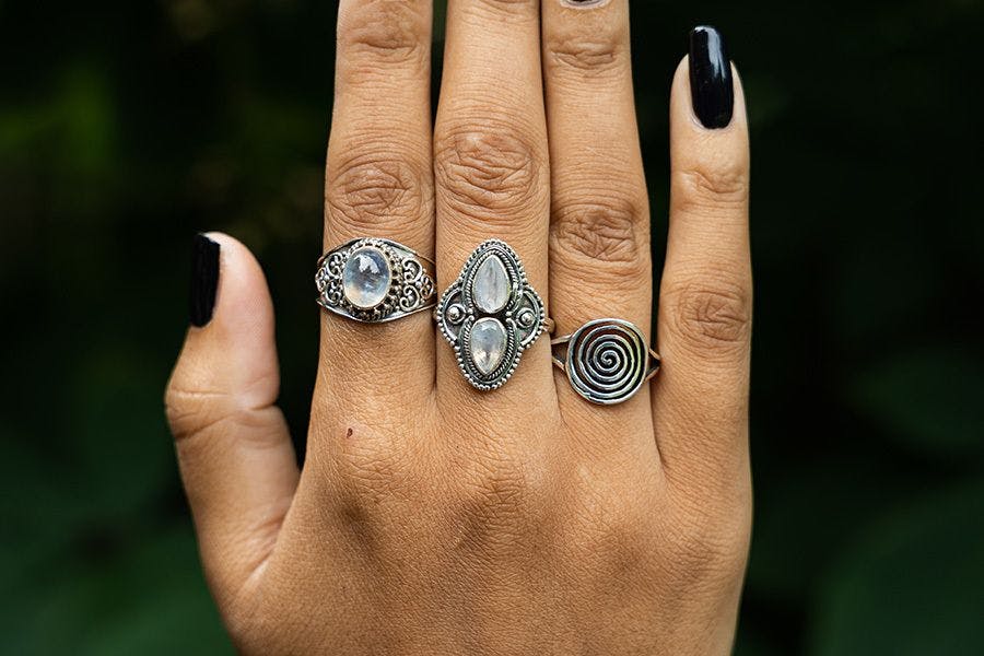 Hand met zilveren sieraden