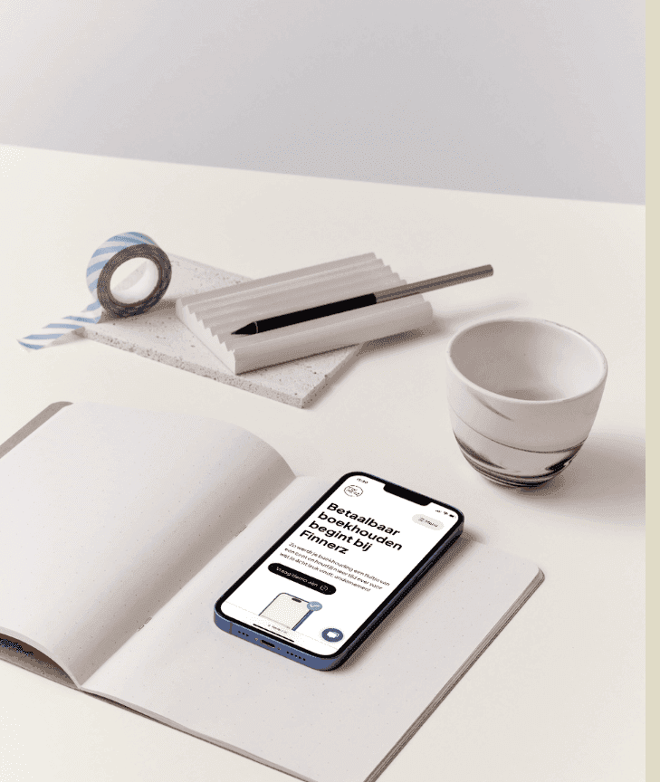 Illustratie van Finnerz website op een mobiel op een bureau