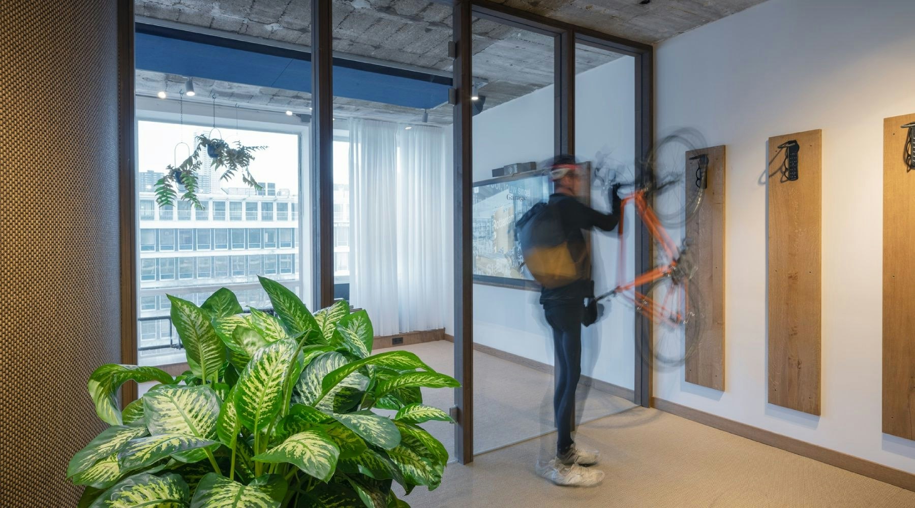 Persoon die zijn fiets parkeert op kantoor