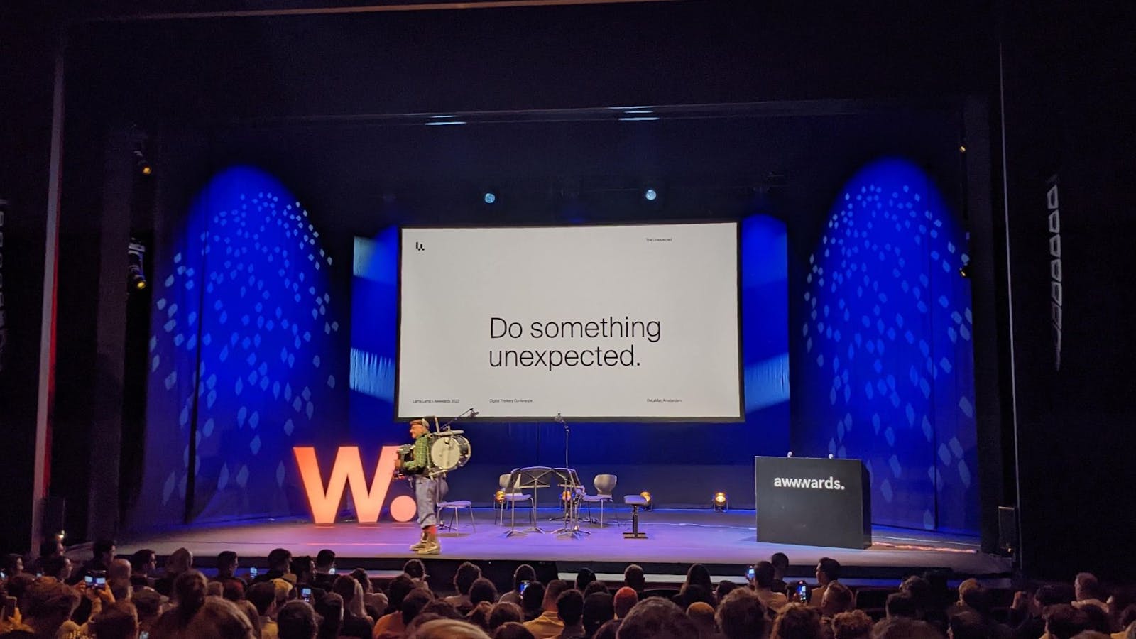 Awwwards 2022 quote op het podium - Doe iets onverwachts