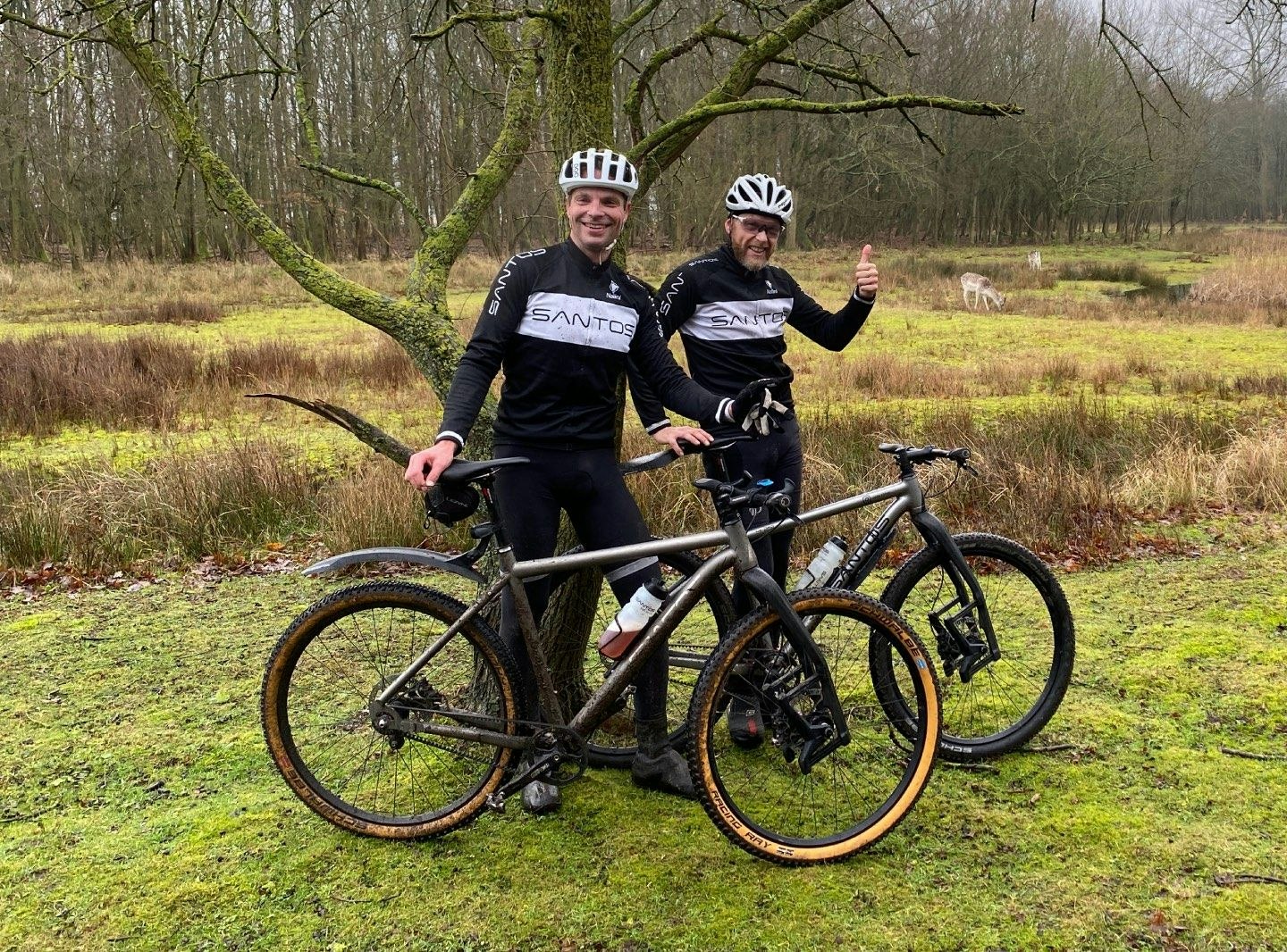 Twee mannen in de natuur met hun Santos fietsen.