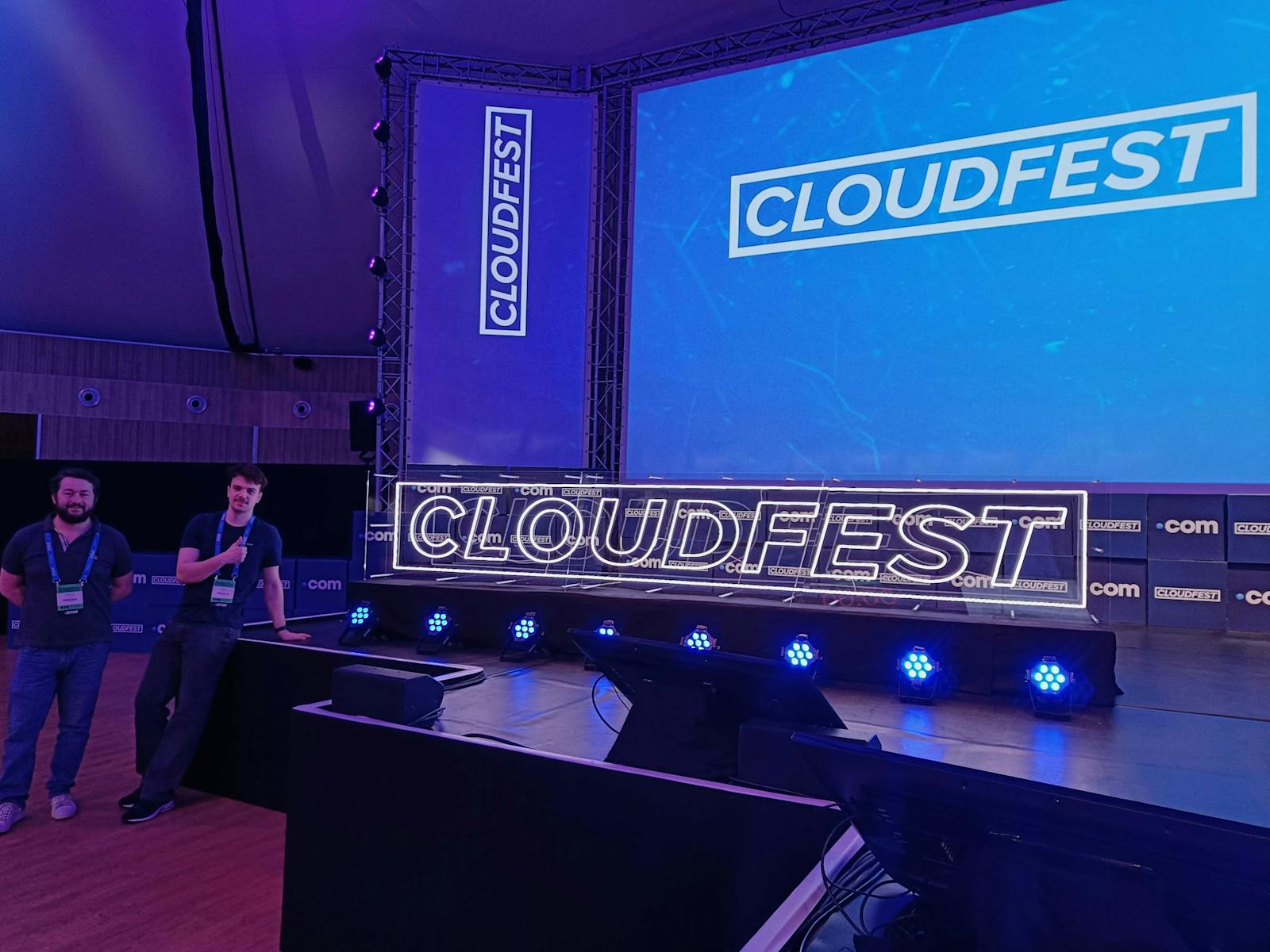 Podium bij CloudFest event